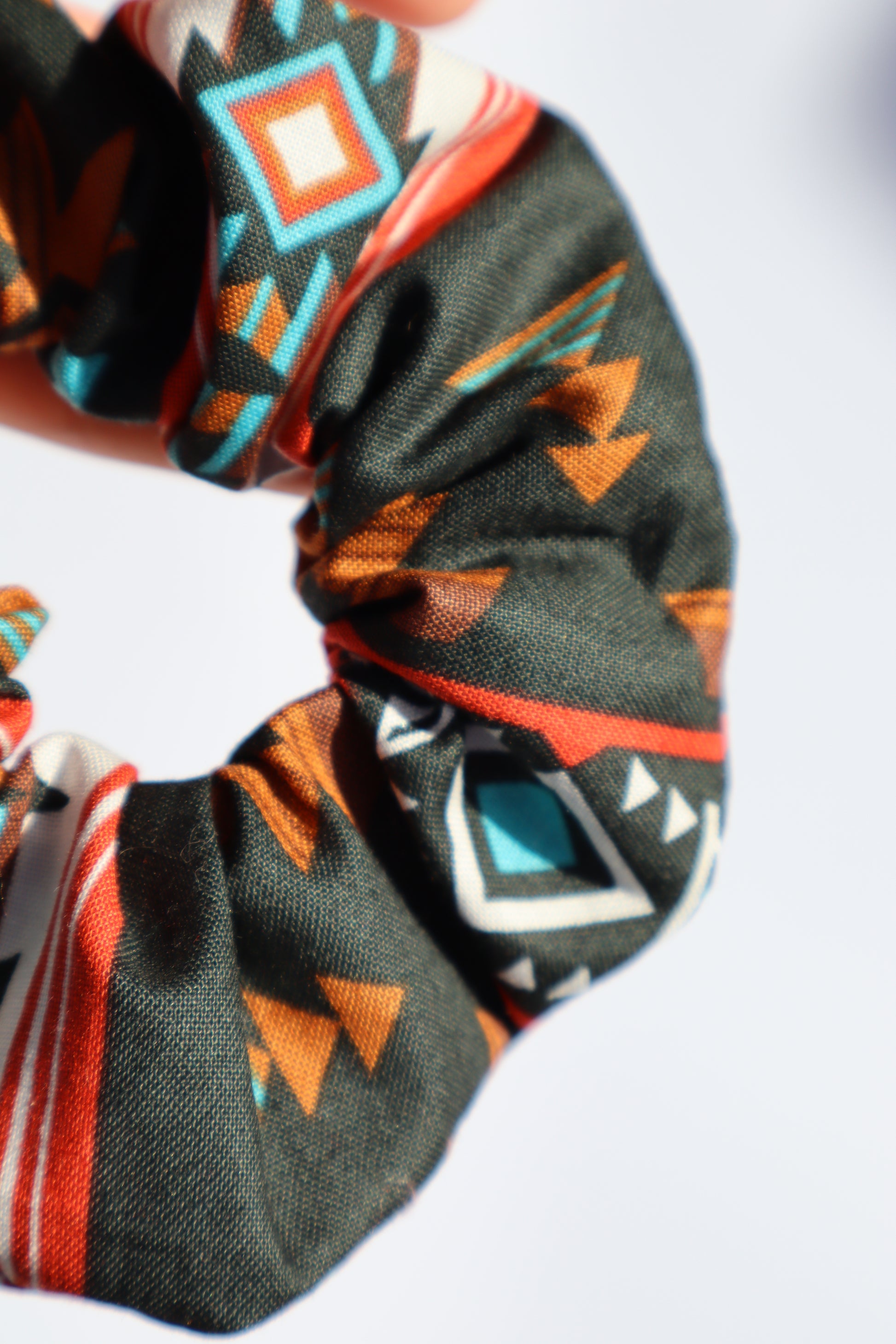 Chouchou cheveux abimés en coton multicolore imprimé aztèque amérindien navajo Maiana
