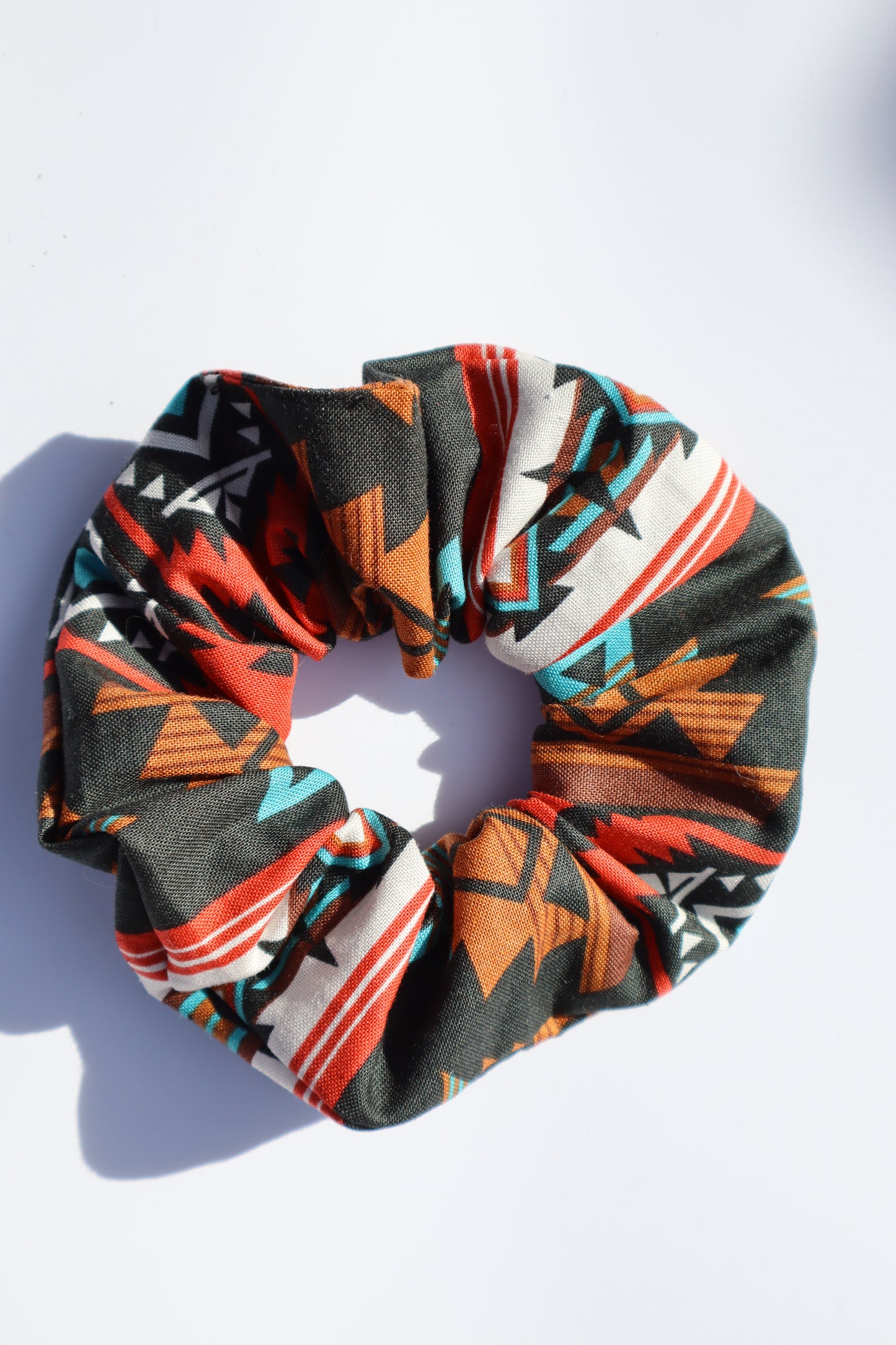 Chouchou cheveux abimés en coton multicolore imprimé aztèque amérindien navajo Maiana