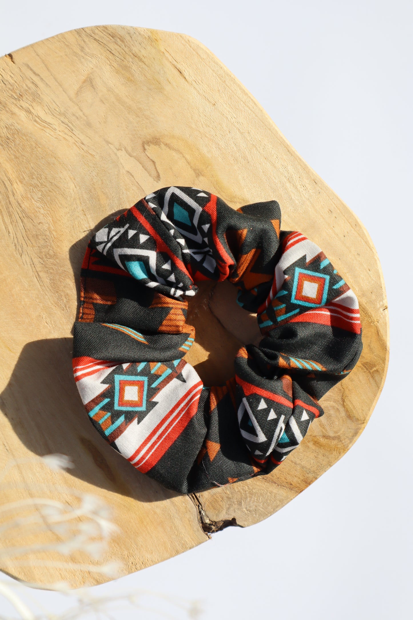 Chouchou cheveux abimés en coton multicolore imprimé aztèque amérindien navajo Maiana