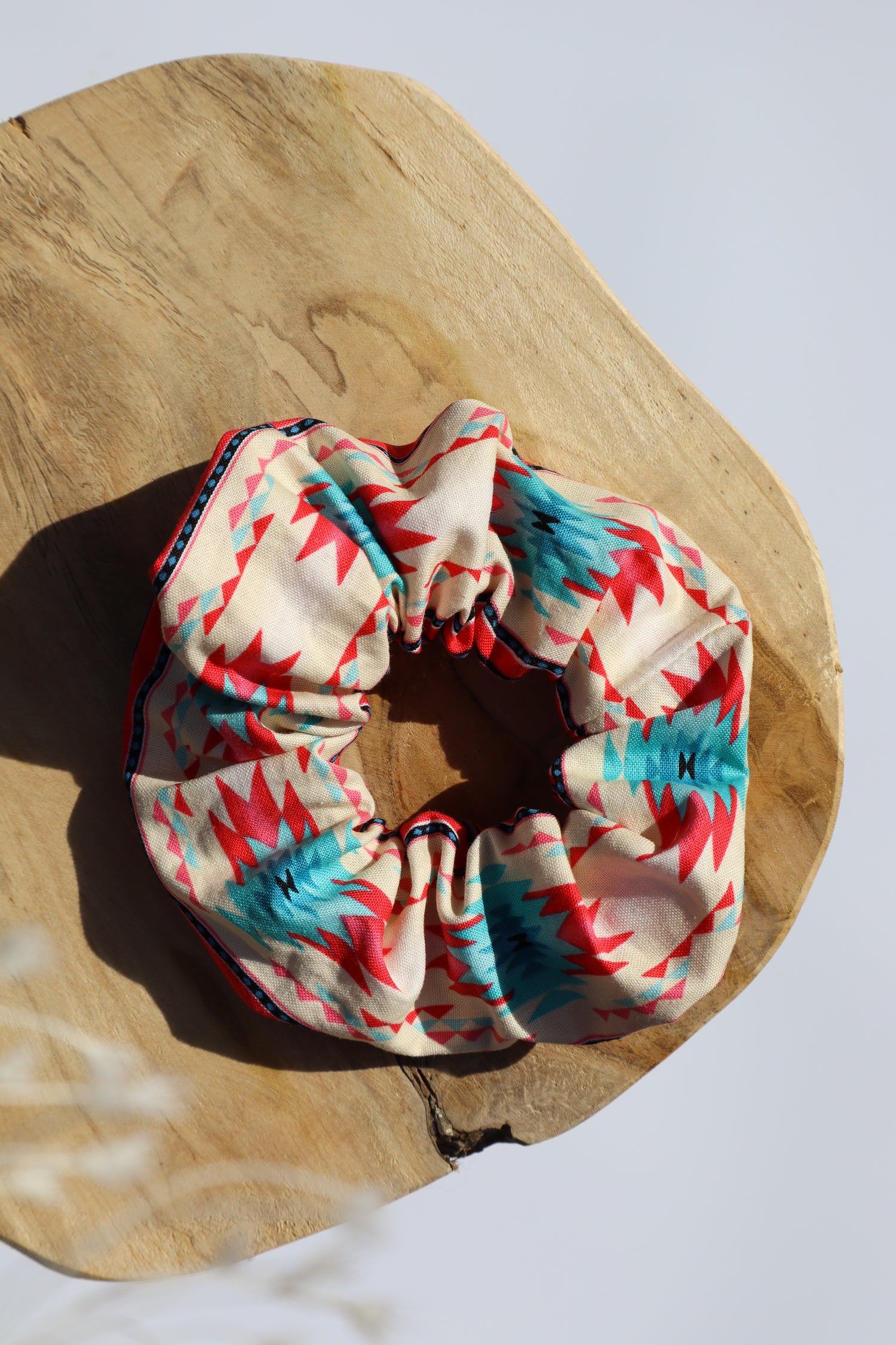 Chouchou cheveux abimés en coton multicolore imprimé aztèque amérindien navajo Maiana