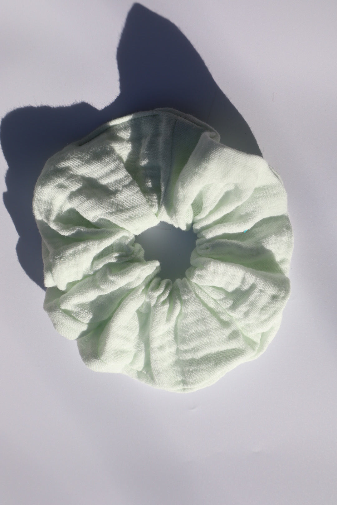 Chouchou cheveux abimés en double gaze de coton vert d'eau pale Maiana
