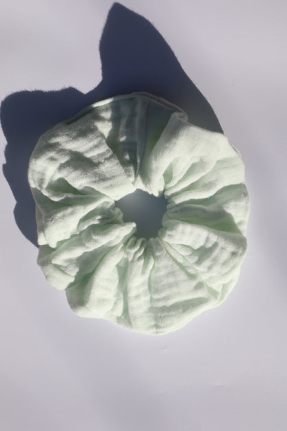 Chouchou cheveux abimés en double gaze de coton vert d'eau pale Maiana