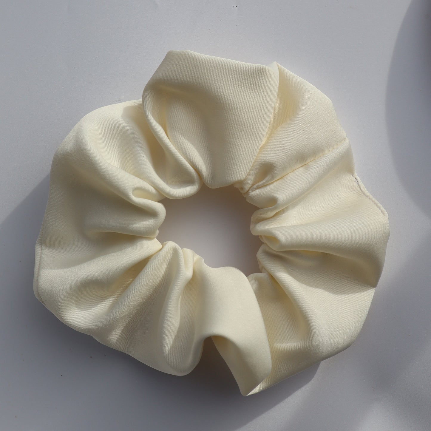 Chouchou cheveux abimés en satin blanc cassé crème Maiana crea