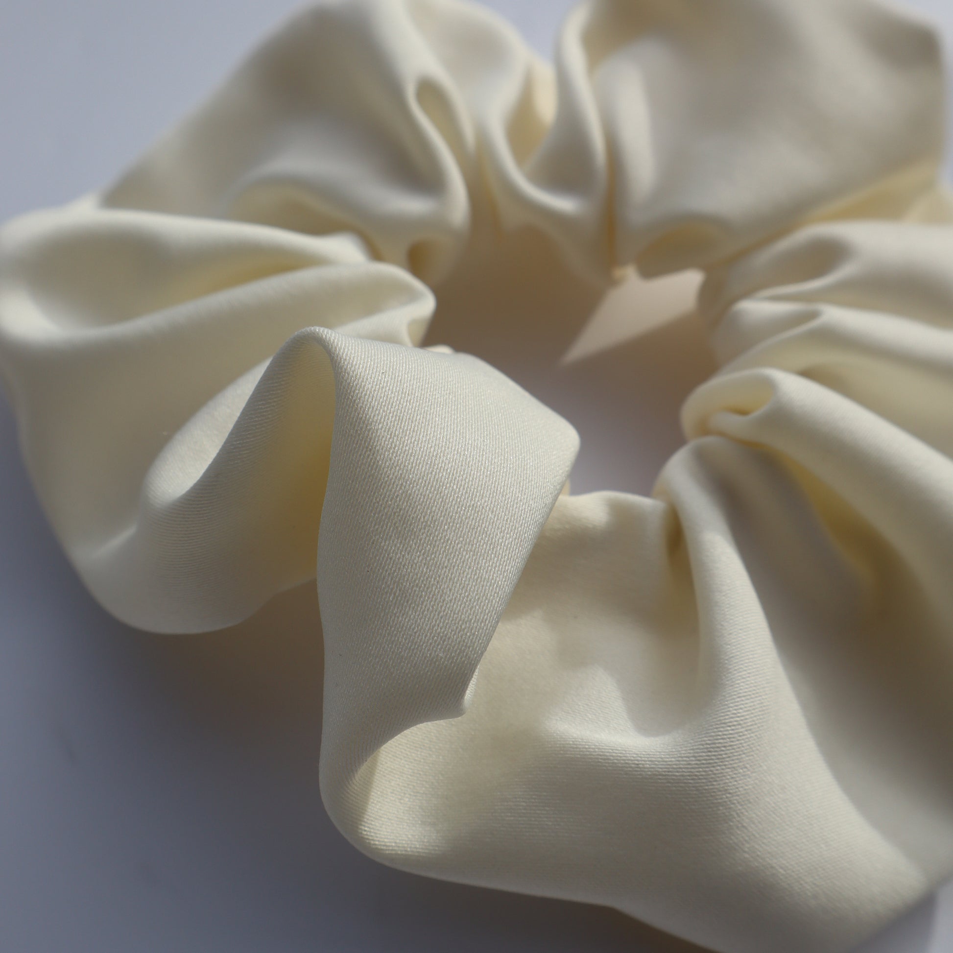 Chouchou cheveux abimés en satin blanc cassé crème Maiana crea