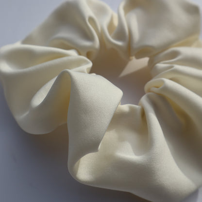 Chouchou cheveux abimés en satin blanc cassé crème Maiana crea