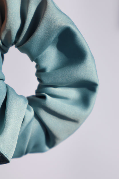 Chouchou cheveux abimés en satin bleu azur Maiana
