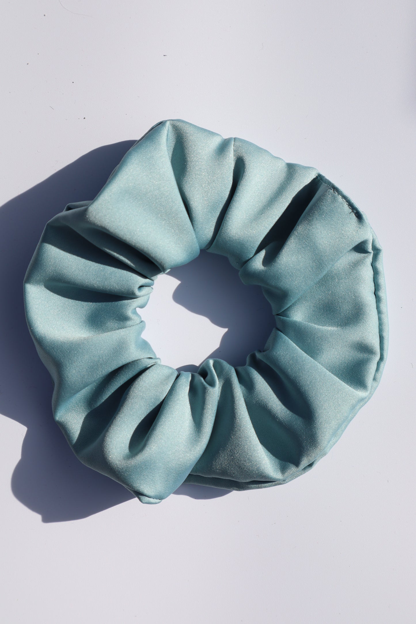 Chouchou cheveux abimés en satin bleu azur Maiana