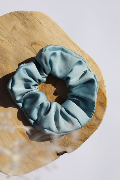 Chouchou cheveux abimés en satin bleu azur Maiana