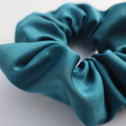 Chouchou cheveux abimés en satin bleu canard Maiana crea