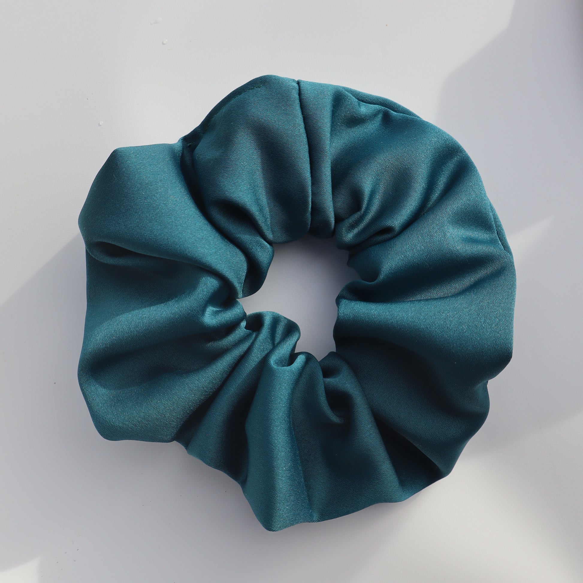 Chouchou cheveux abimés en satin bleu canard Maiana crea 1
