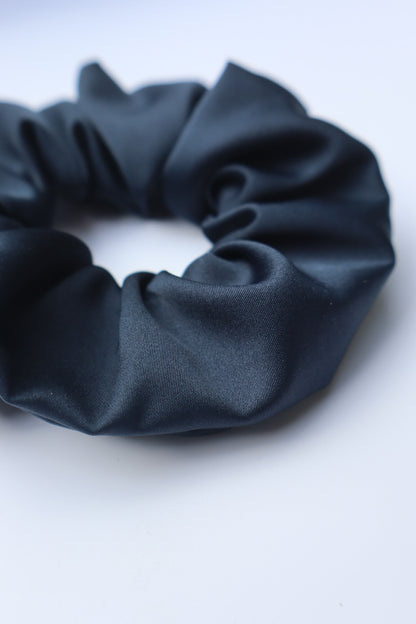 Chouchou cheveux abimés en satin bleu marine Maiana