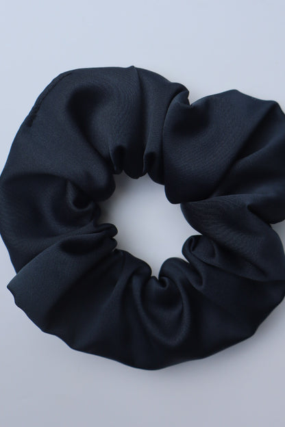 Chouchou cheveux abimés en satin bleu marine Maiana