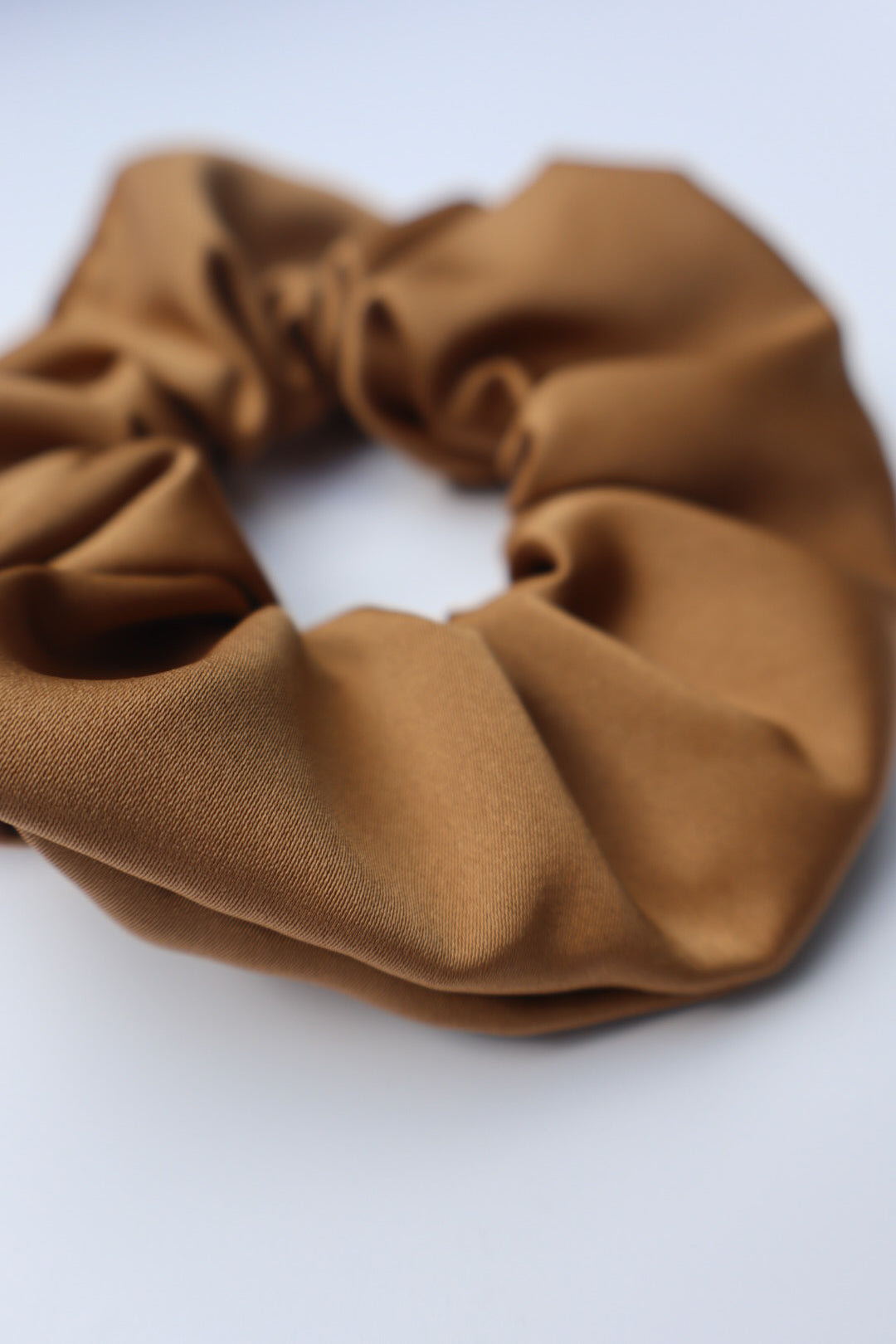 Chouchou cheveux abimés en satin camel Maiana