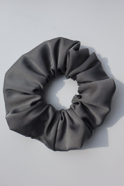 Chouchou cheveux abimés en satin gris souris Maiana