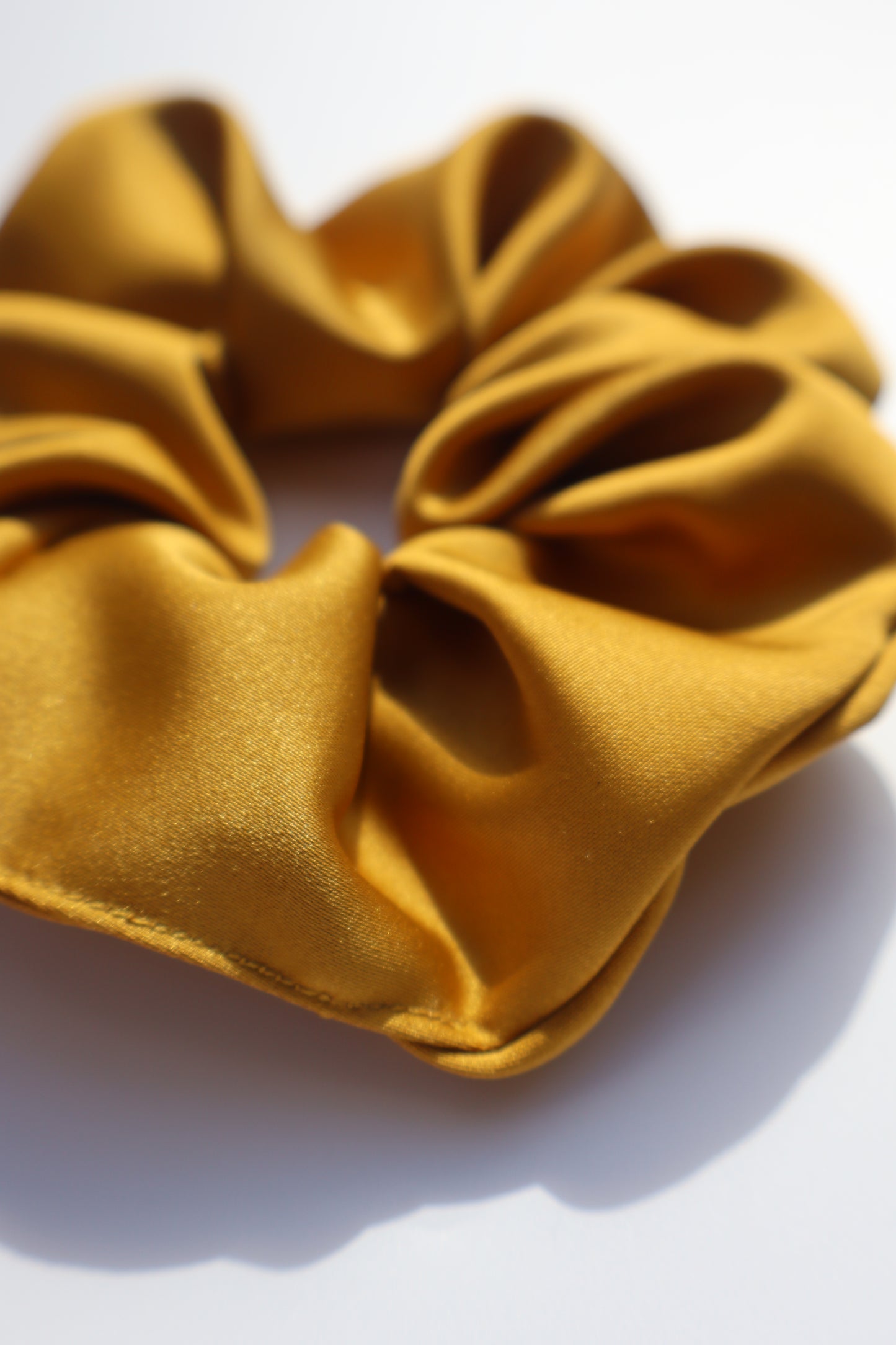 Chouchou cheveux abimés en satin jaune moutarde Maiana