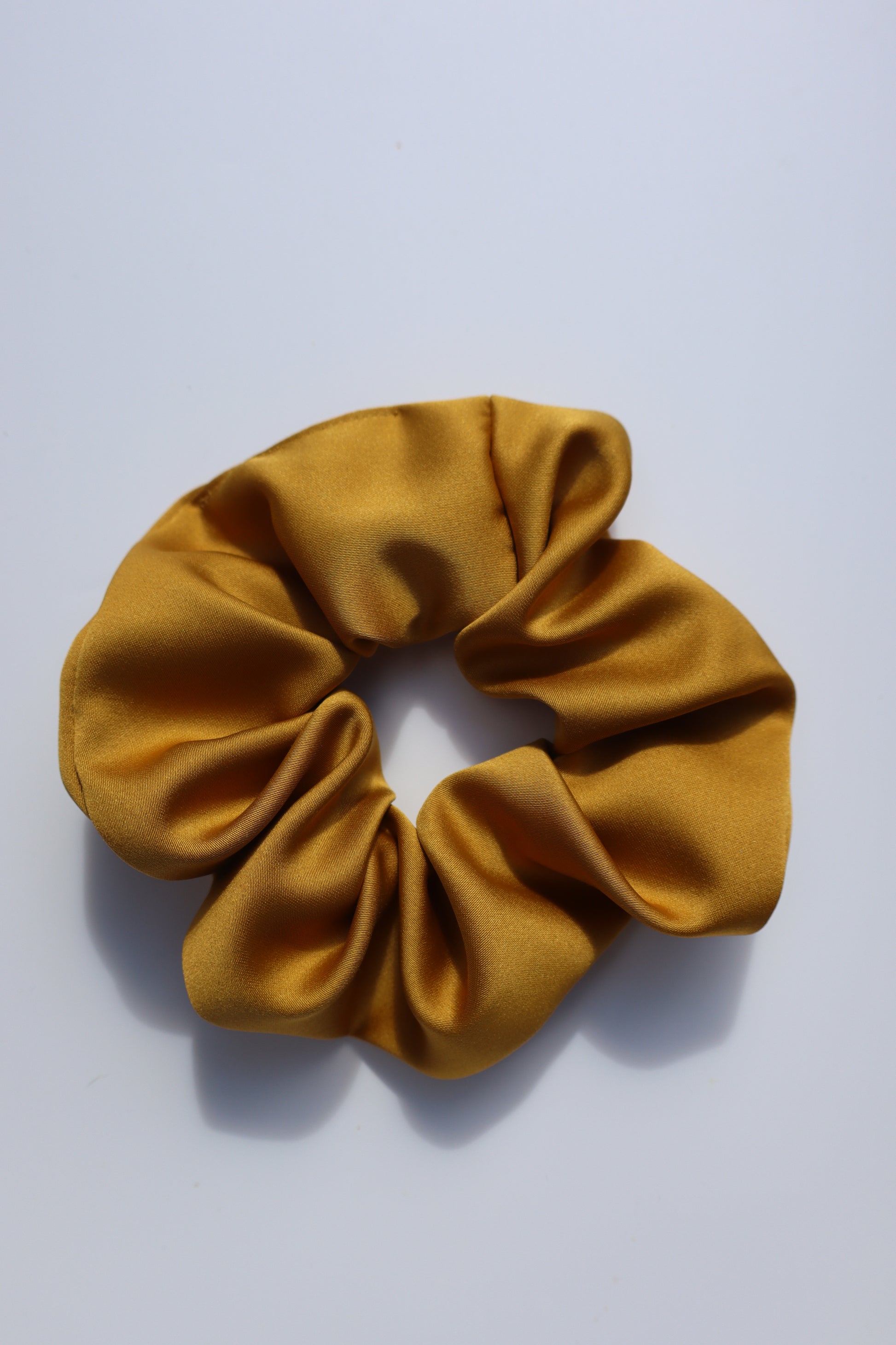 Chouchou cheveux abimés en satin jaune moutarde Maiana