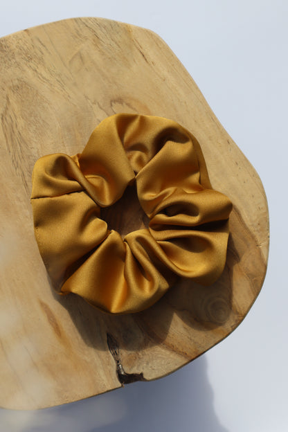 Chouchou cheveux abimés en satin jaune moutarde Maiana