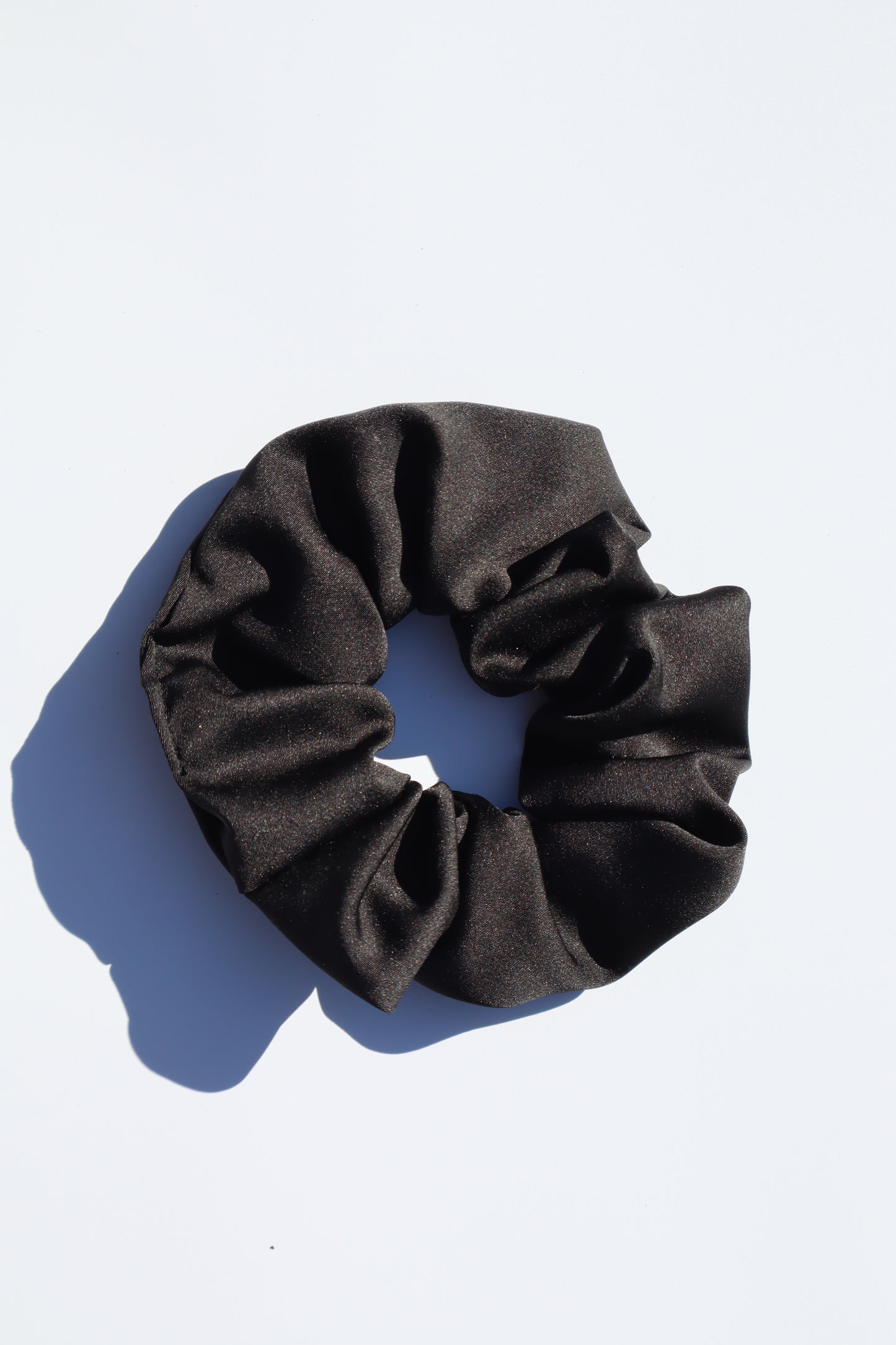 Chouchou cheveux abimés en satin noir Maiana