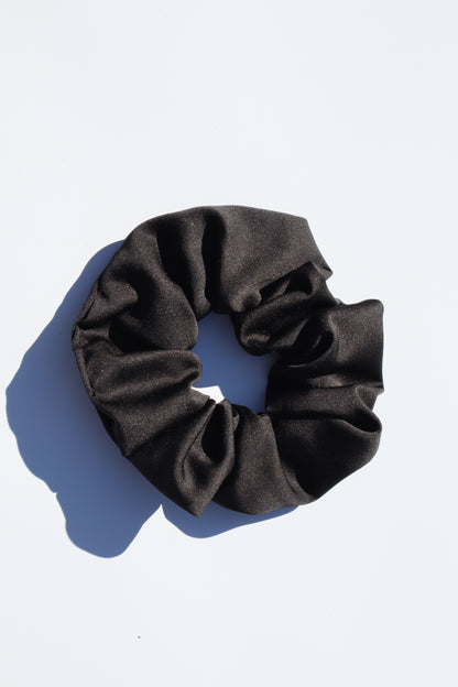 Chouchou cheveux abimés en satin noir Maiana