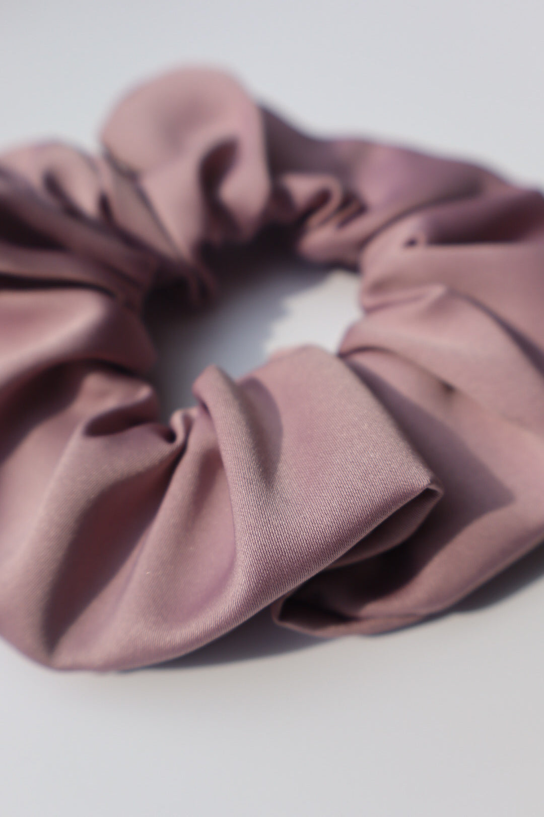 Chouchou cheveux abimés en satin violet lilas Maiana