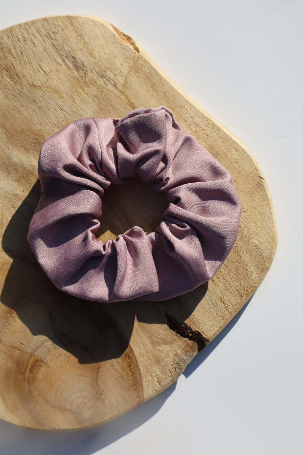 Chouchou cheveux abimés en satin violet lilas Maiana