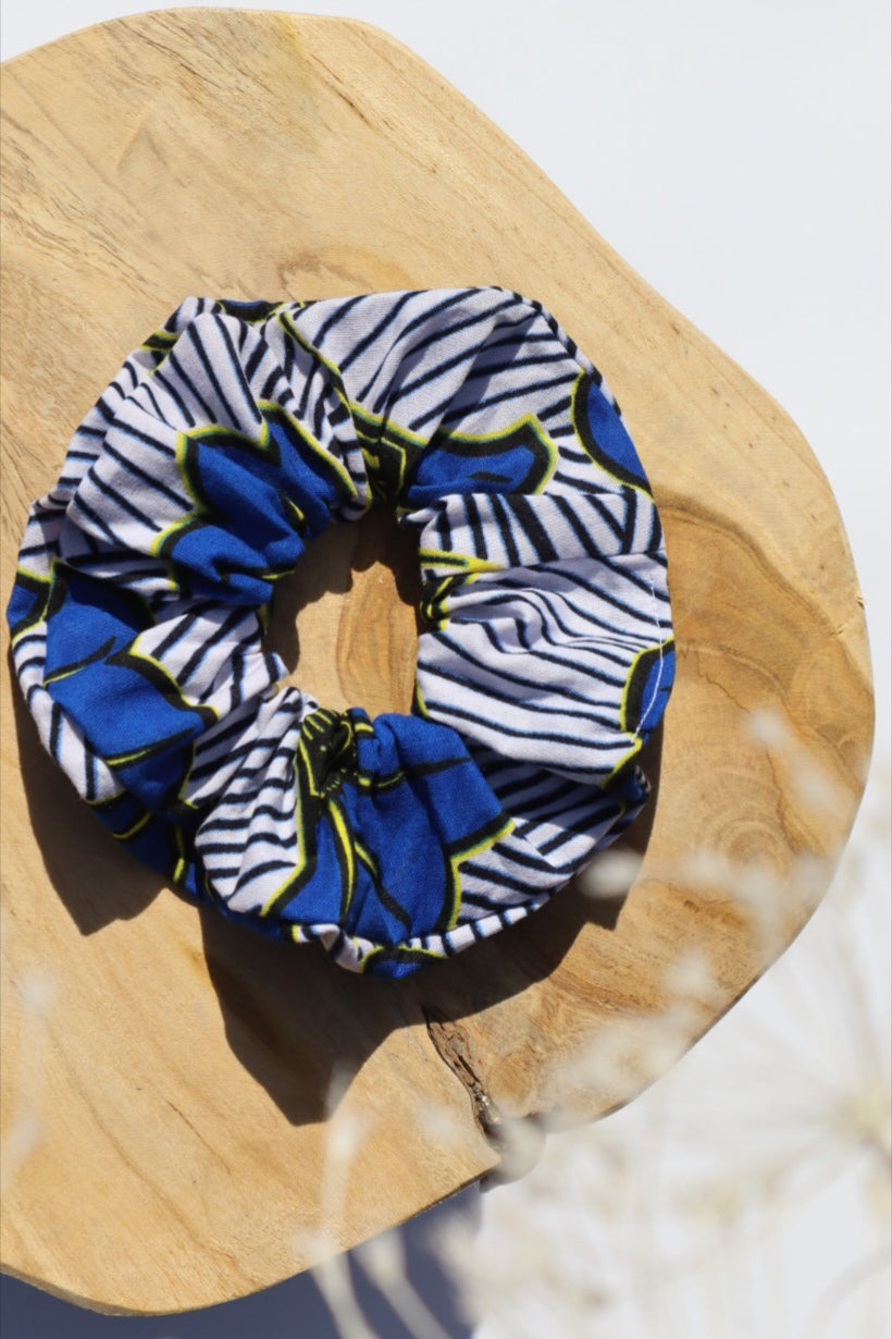 Chouchou cheveux abimés en wax bleu et blanc Maiana