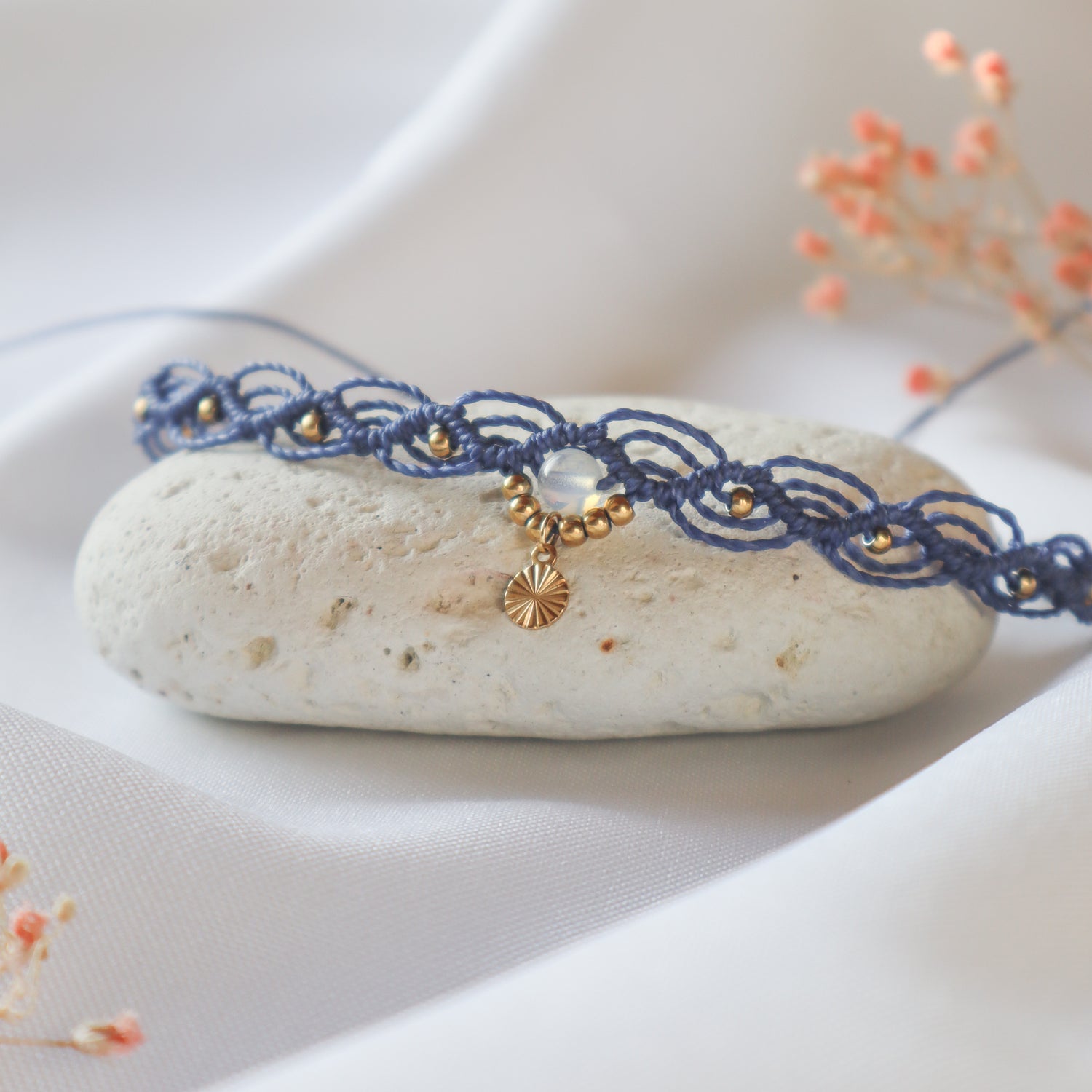 Ras du cou collier en micro macramé bleu marine et doré acier inoxydable maiana crea festival hippie festival gypsy cadeau
