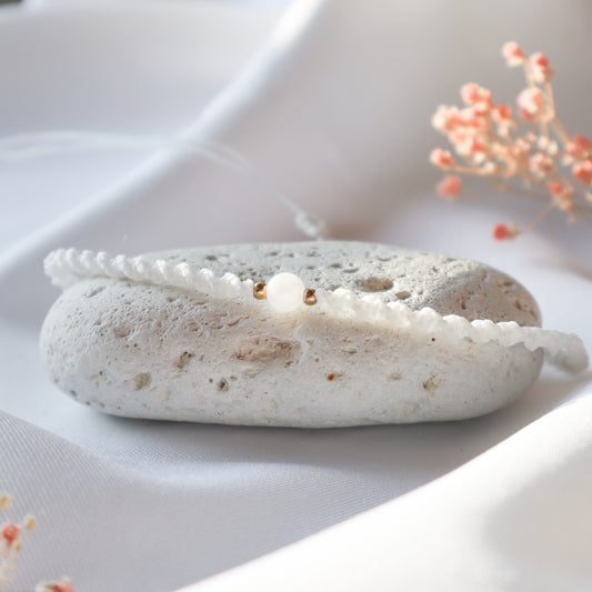 collier ras du cou blanc et doré pierre naturelle péristérite pierre de lune arc-en-ciel spirituel hippie gypsy festival wildsoul liberté cadeau maiana crea