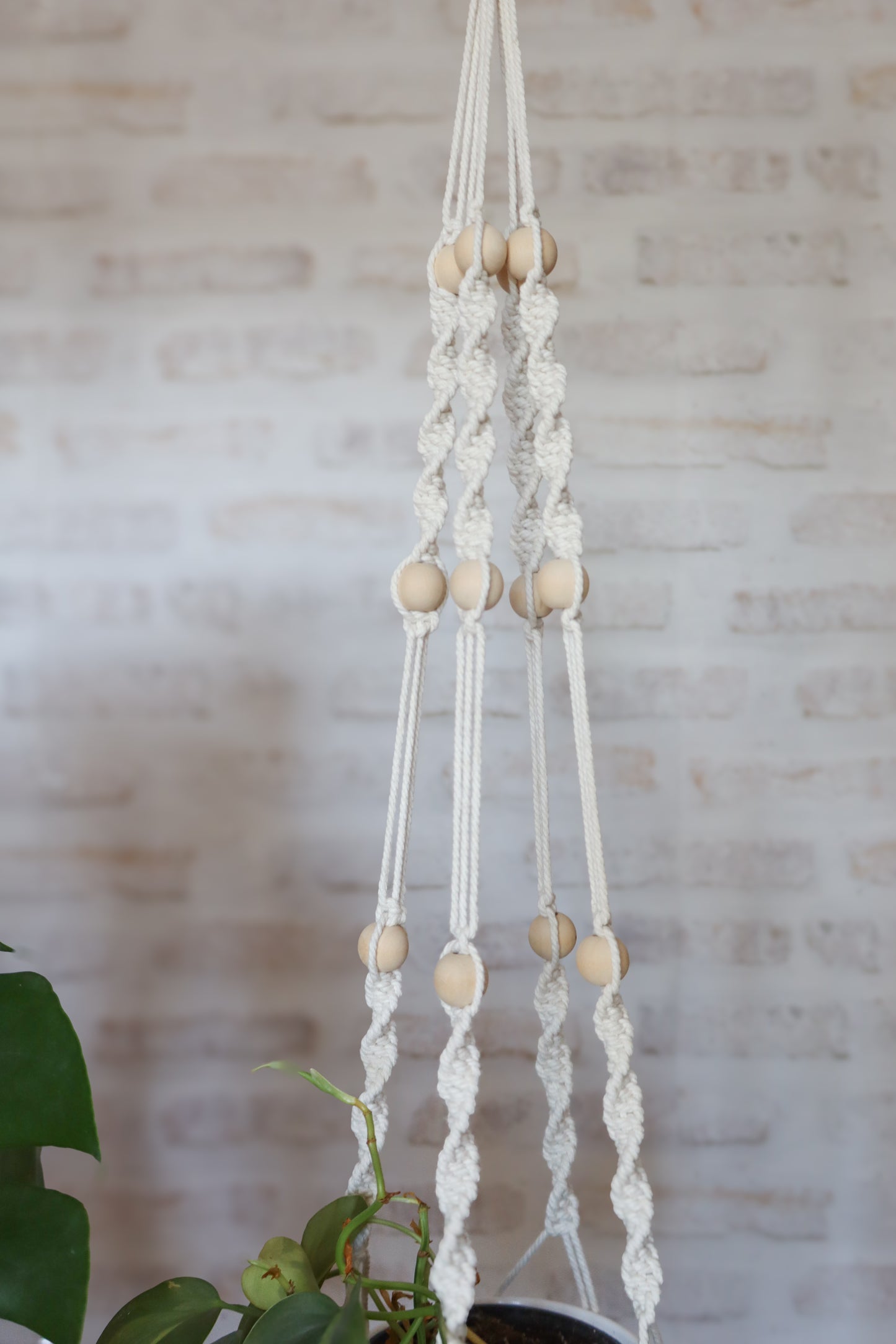 suspension en macramé porte plante en macramé plant hanger écru bois decoration boheme Maiana