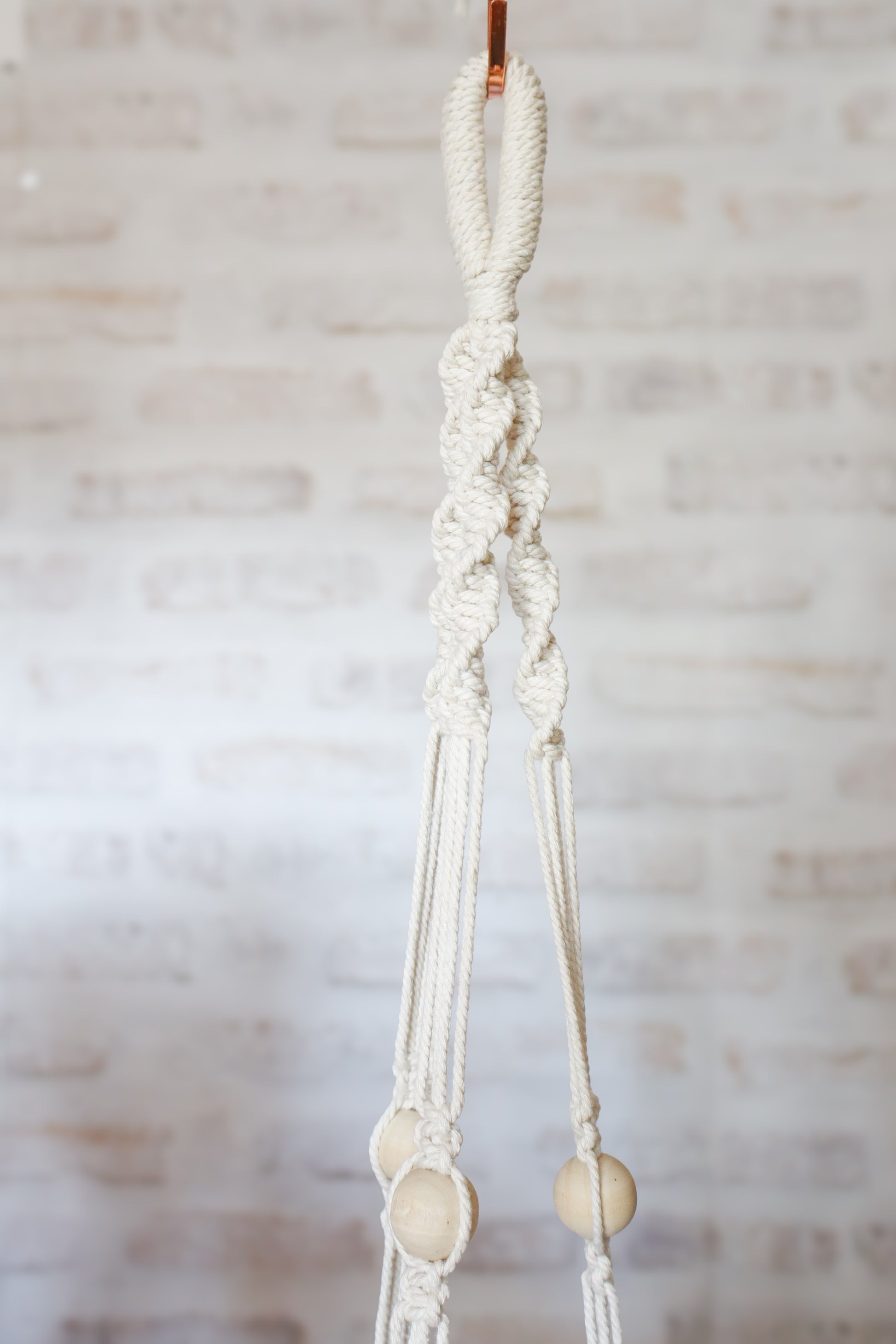 suspension en macramé porte plante en macramé plant hanger écru bois decoration boheme Maiana